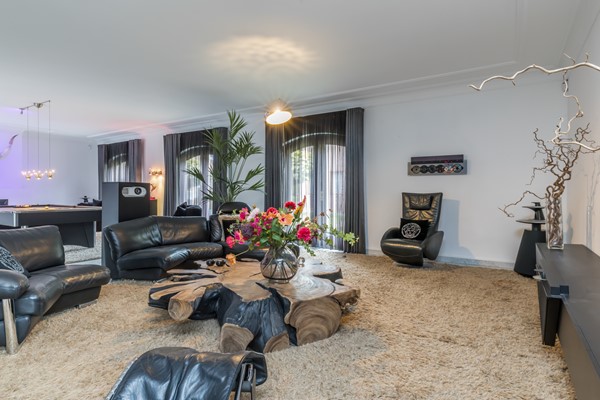 Foto - Te koop: Op een schitterende en rustige locatie in de geliefde villawijk "Moltbos" staat deze stijlvolle, vrijstaande villa met een uitzonderlijk royaal woonoppervlak.